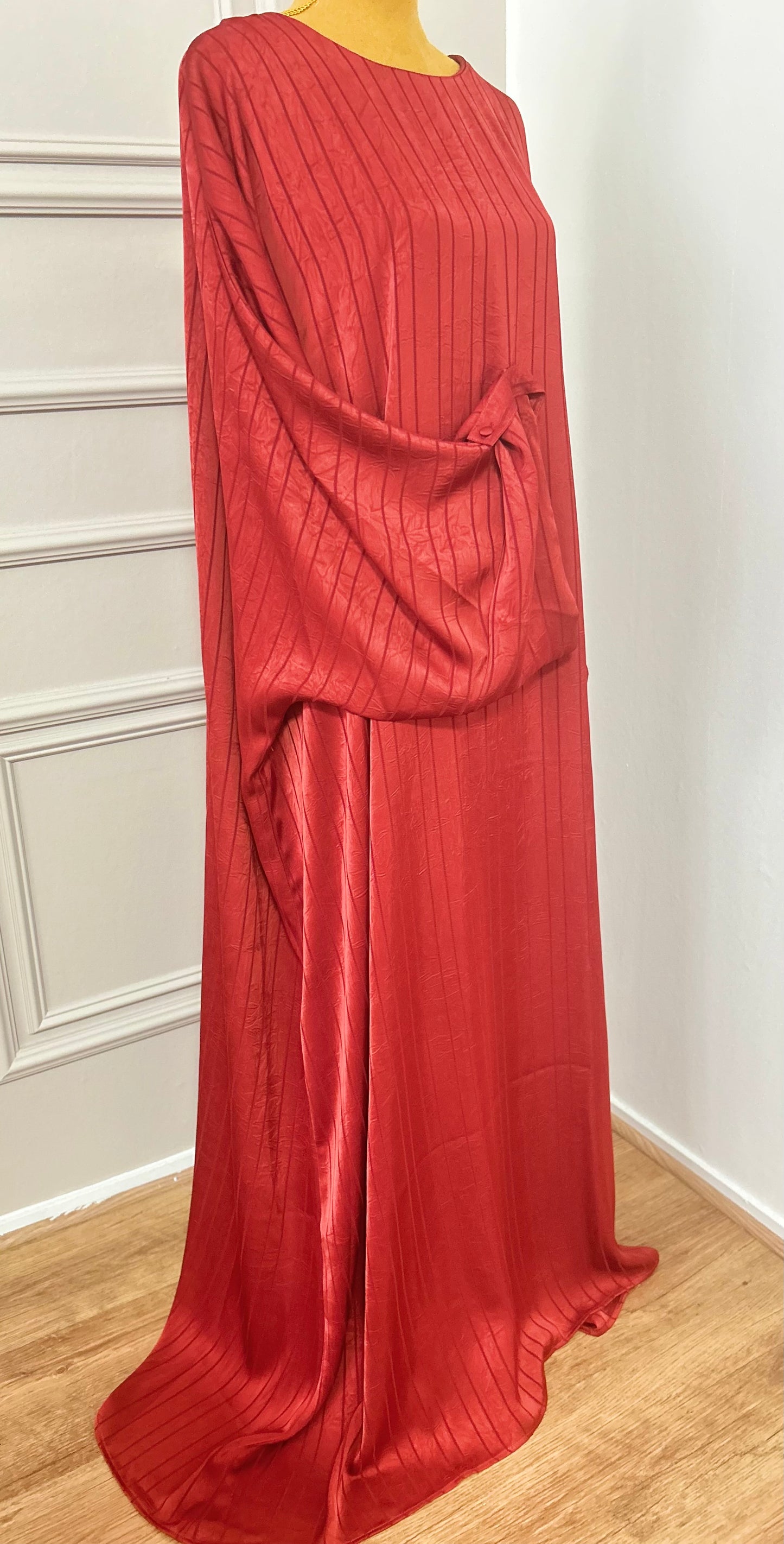 Abaya satinée bordeau pour femme, coupe longue et fluide, tissu texturé, manches longues, col rond.