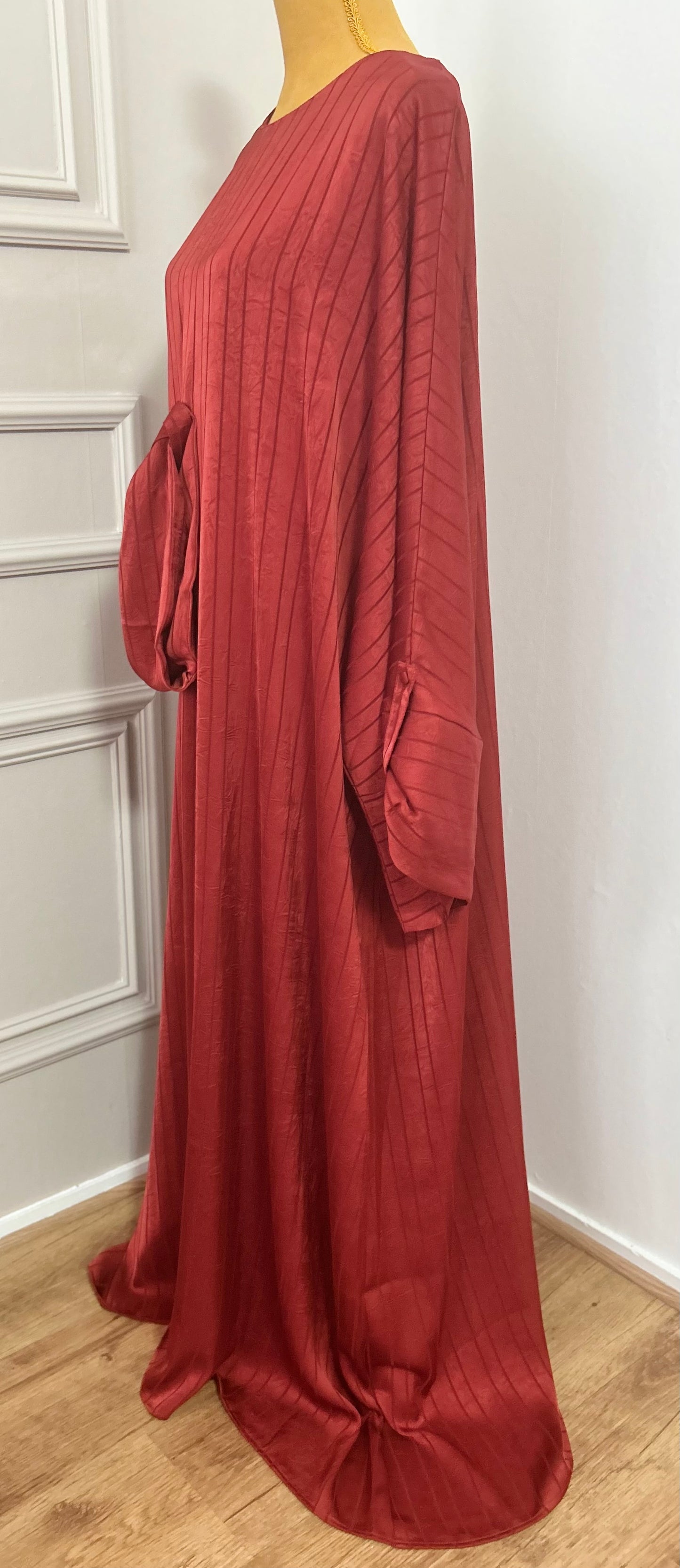 Abaya satinée bordeau pour femme, coupe longue et fluide, tissu texturé, manches longues, col rond.