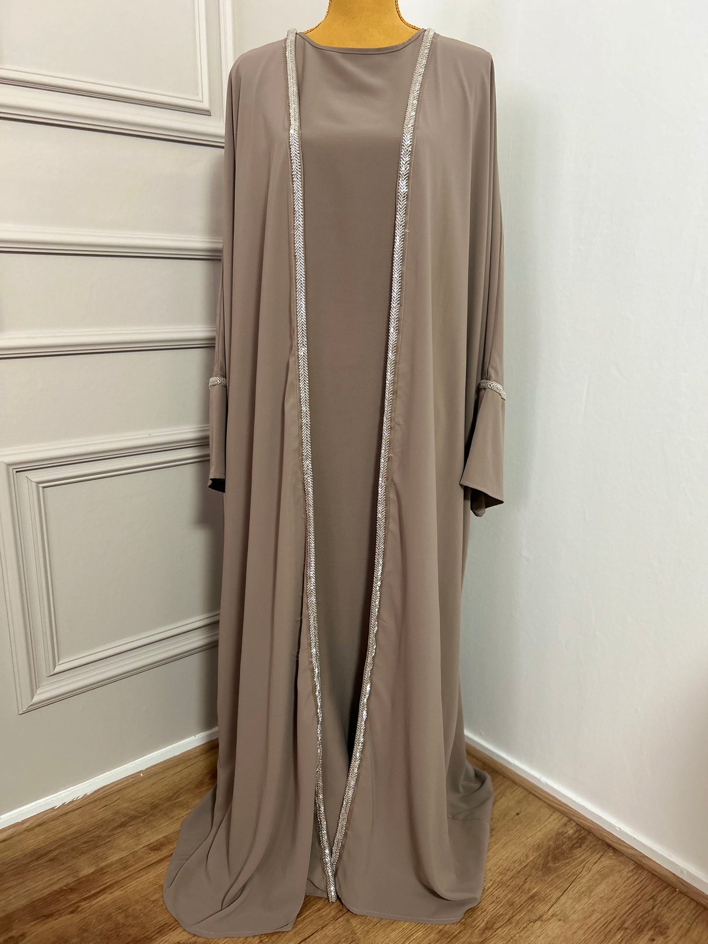 Abaya taupe en deux pièces : sous-robe fluide et kimono long orné de strass argentés.