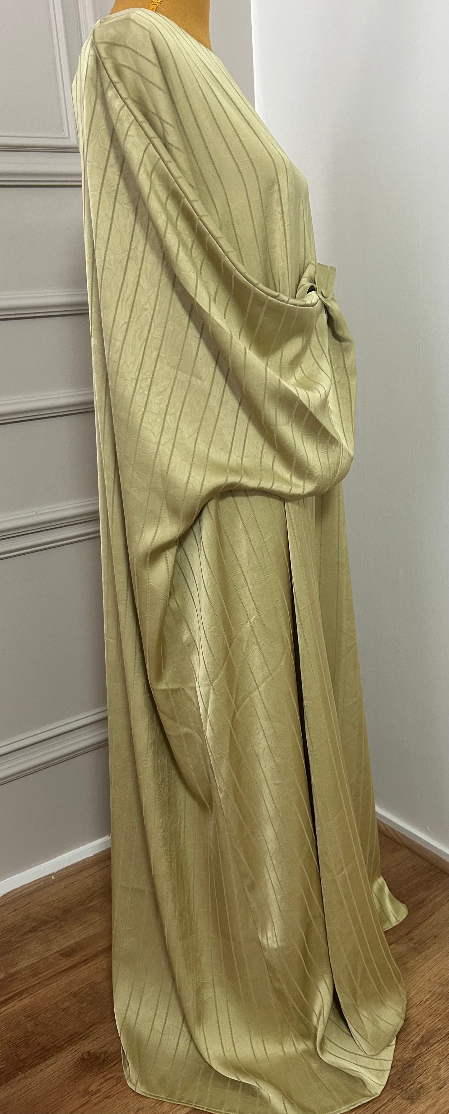 Abaya satinée vert anis pour femme, coupe longue et fluide, tissu texturé, manches longues, col rond.