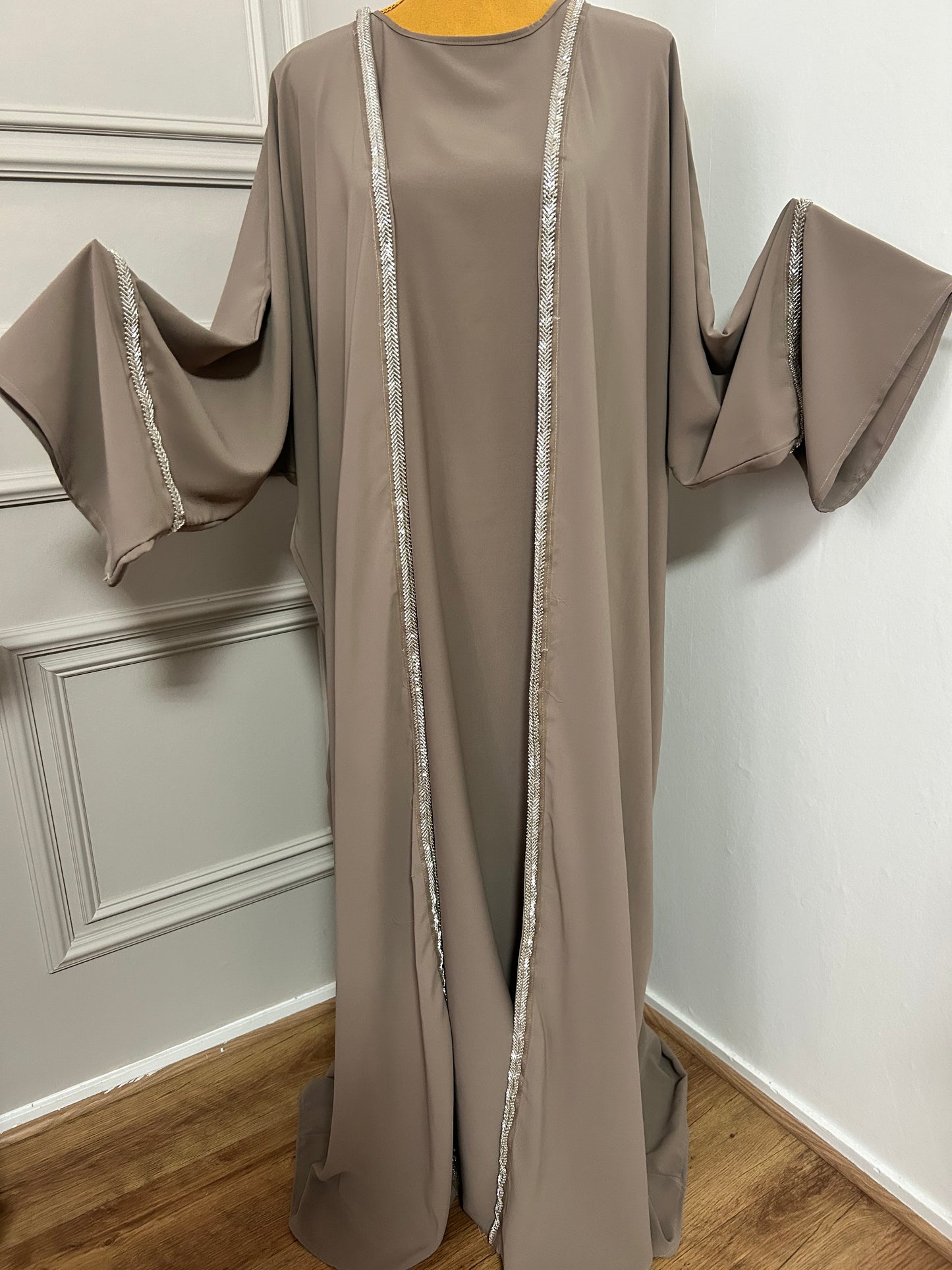 Abaya taupe en deux pièces : sous-robe fluide et kimono long orné de strass argentés.