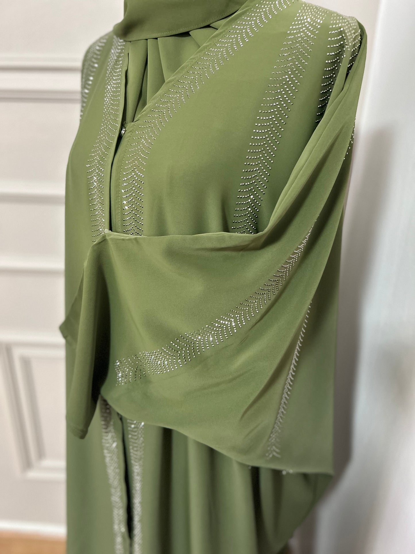 Abaya kaki fluide ornée de strass, coupe ample et élégante avec col plissé.