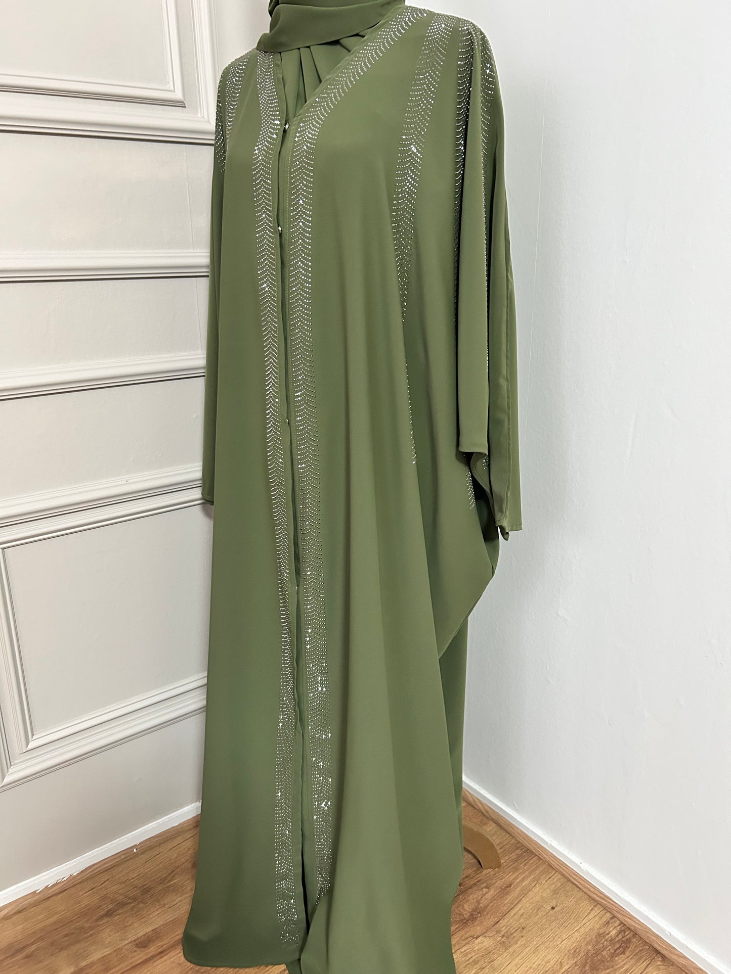 Abaya kaki fluide ornée de strass, coupe ample et élégante avec col plissé.