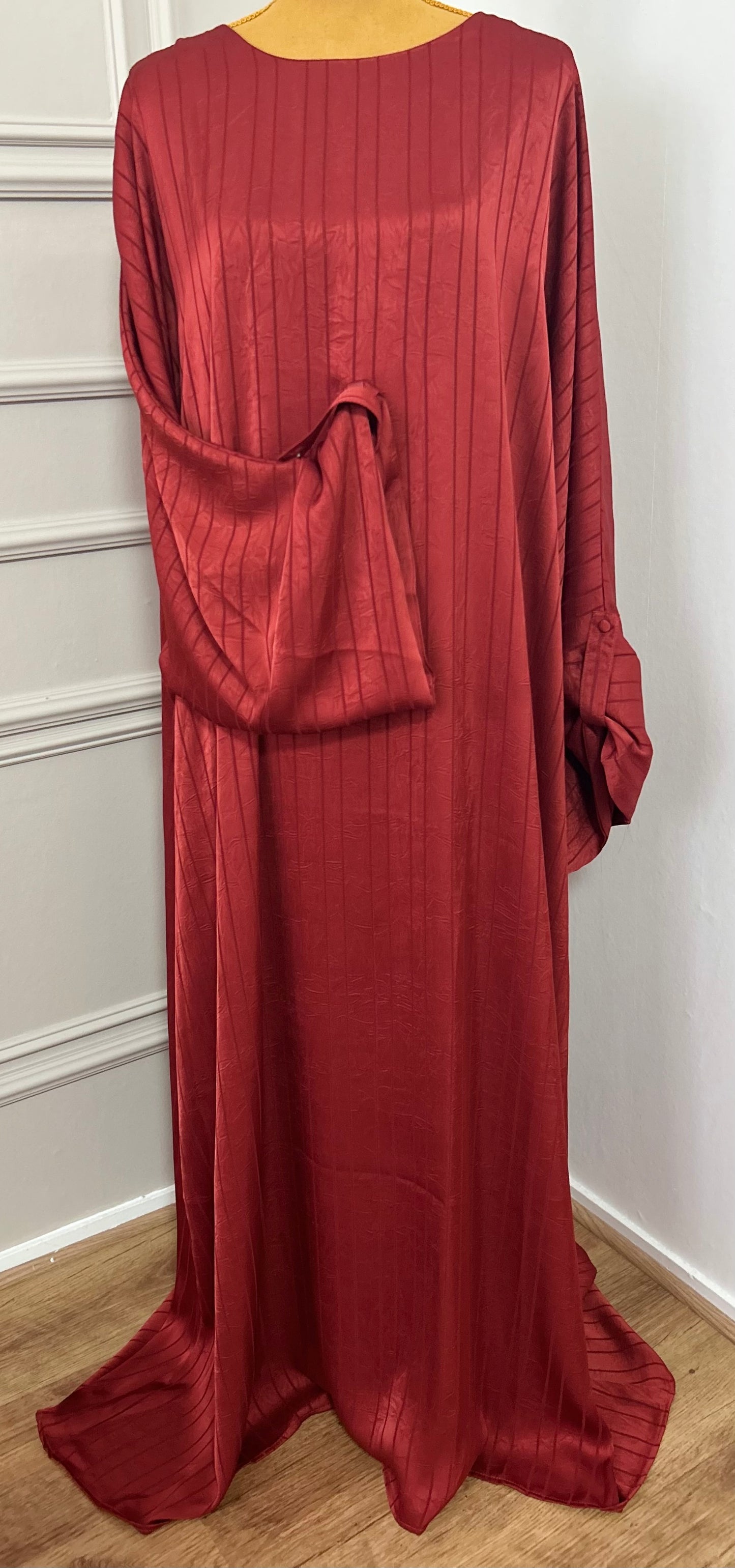 Abaya satinée bordeau pour femme, coupe longue et fluide, tissu texturé, manches longues, col rond.