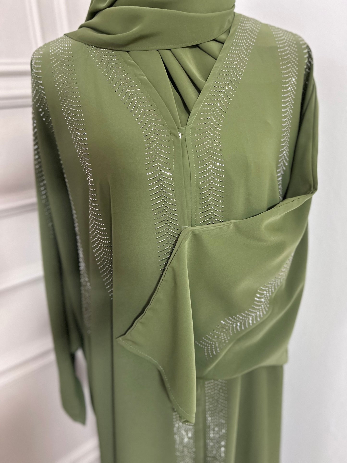Abaya kaki fluide ornée de strass, coupe ample et élégante avec col plissé.