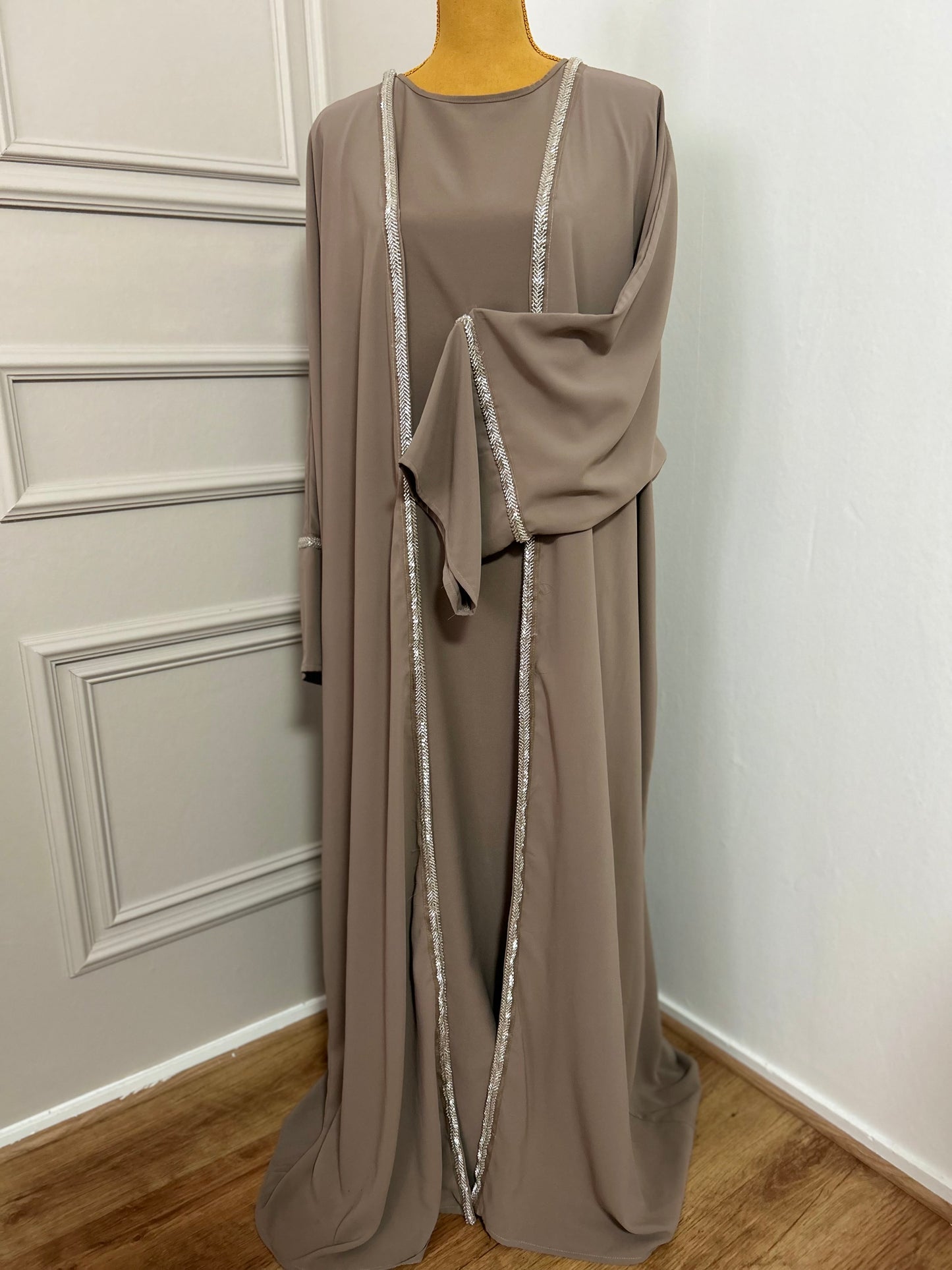 Abaya taupe en deux pièces : sous-robe fluide et kimono long orné de strass argentés.