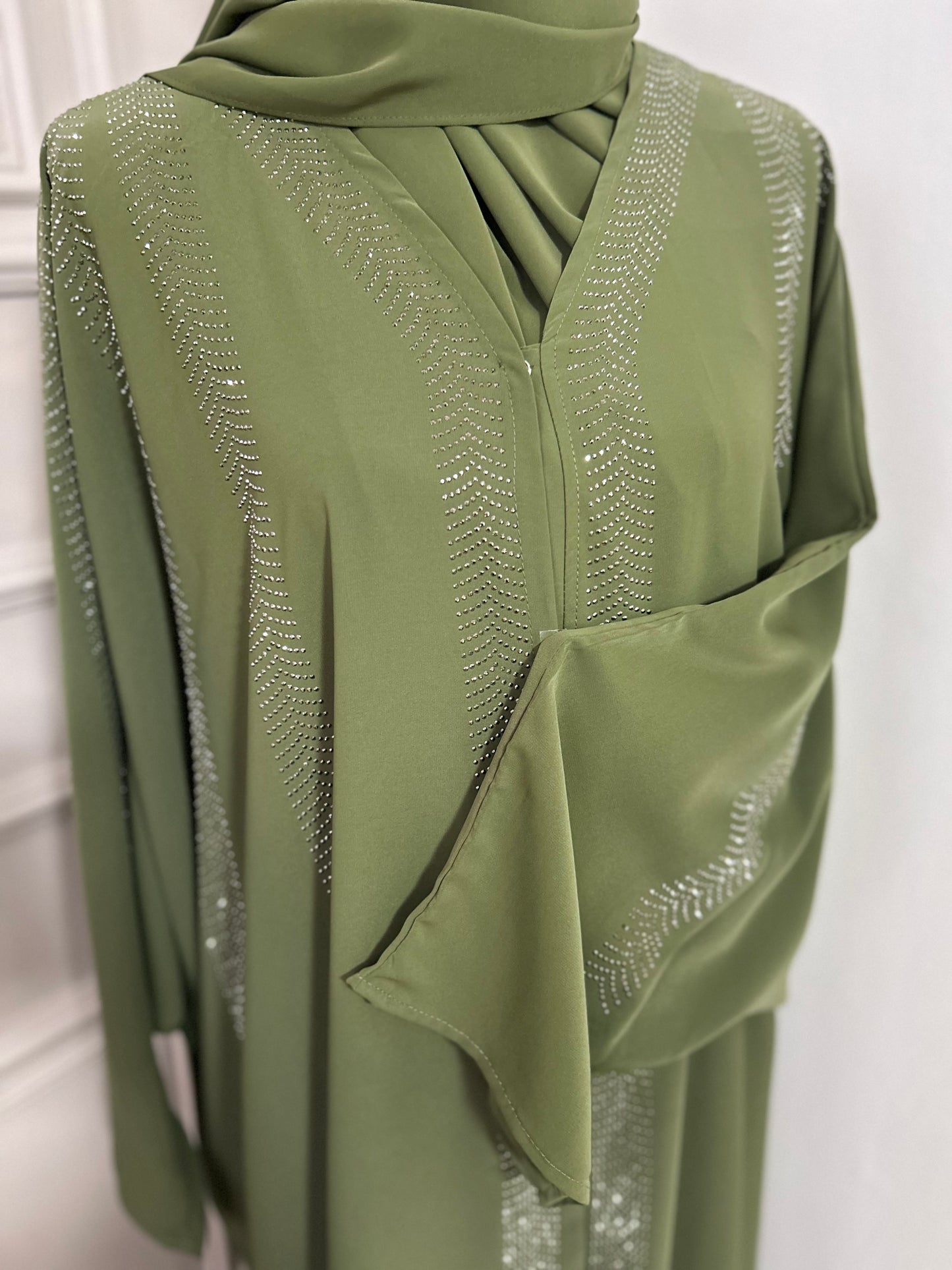 Abaya kaki fluide ornée de strass, coupe ample et élégante avec col plissé.