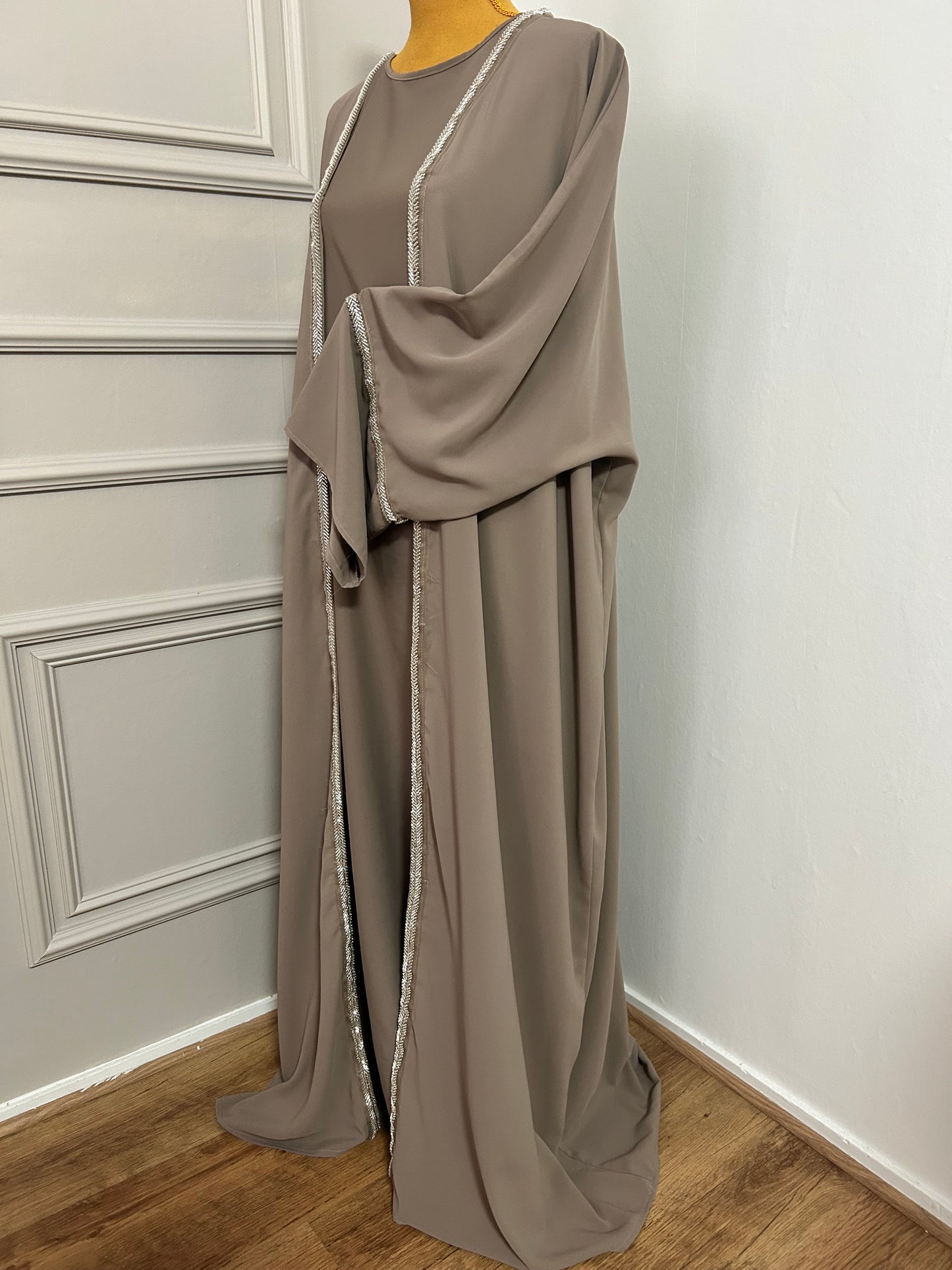Abaya taupe en deux pièces : sous-robe fluide et kimono long orné de strass argentés.