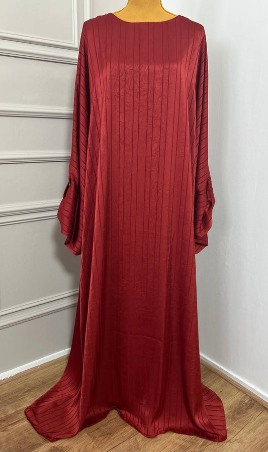 Abaya satinée bordeau pour femme, coupe longue et fluide, tissu texturé, manches longues, col rond.