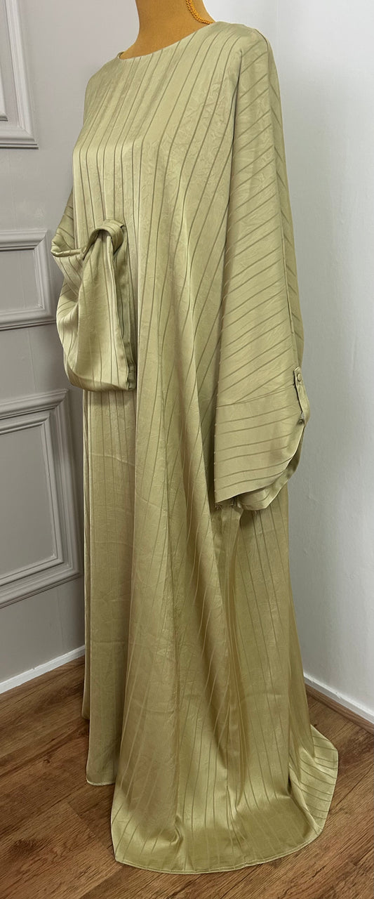 Abaya satinée vert anis pour femme, coupe longue et fluide, tissu texturé, manches longues, col rond.