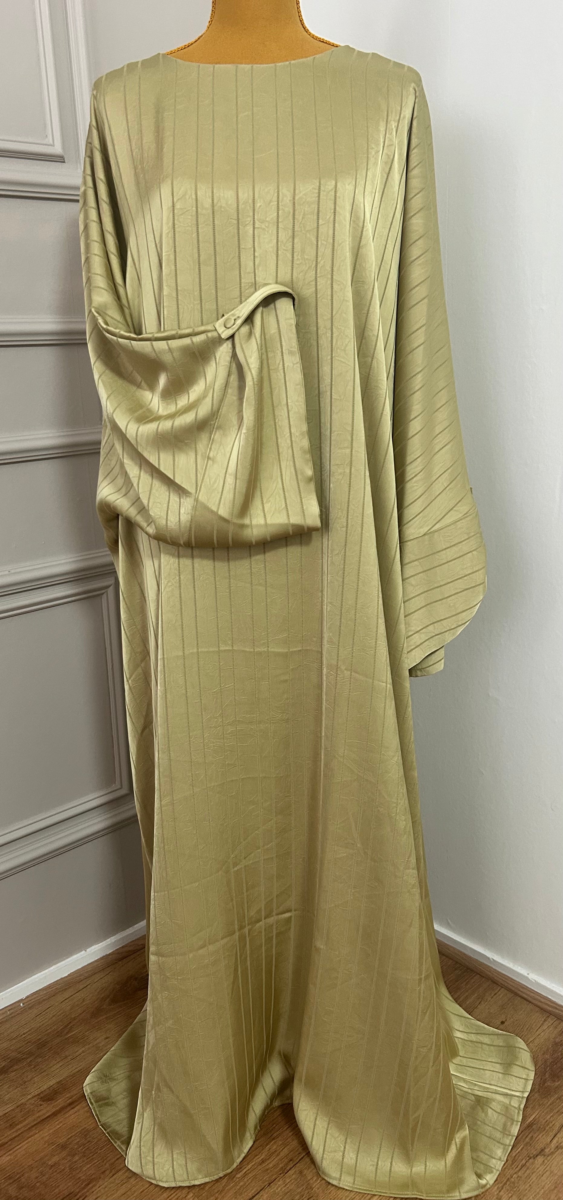 Abaya satinée vert anis pour femme, coupe longue et fluide, tissu texturé, manches longues, col rond.