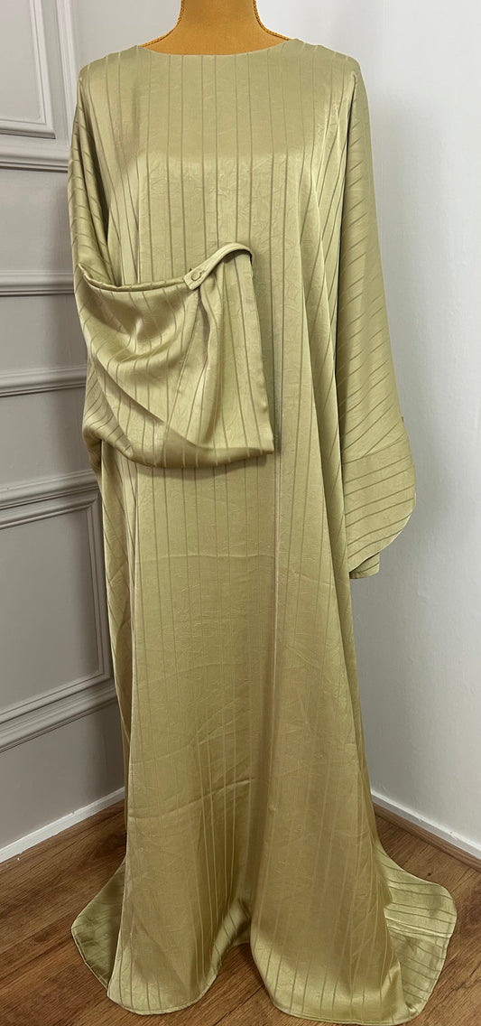 Abaya satinée vert anis pour femme, coupe longue et fluide, tissu texturé, manches longues, col rond.