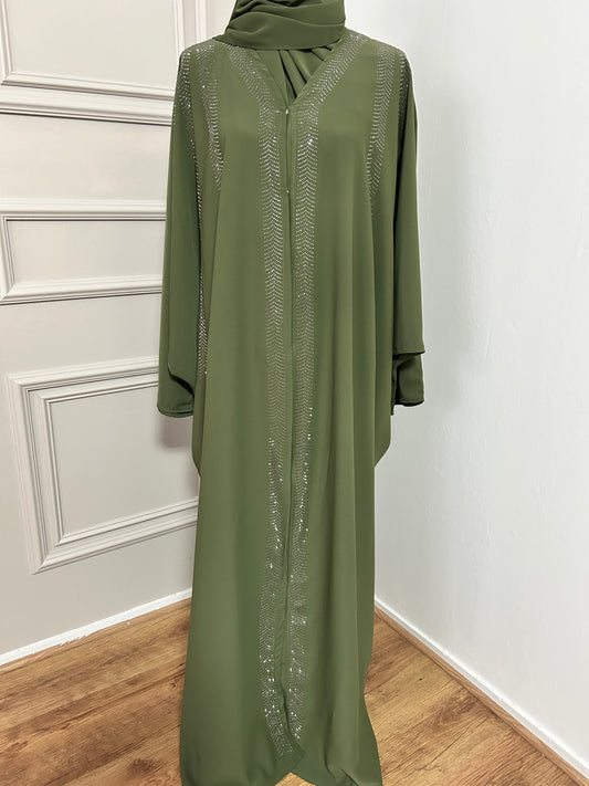 Abaya kaki fluide ornée de strass, coupe ample et élégante avec col plissé.