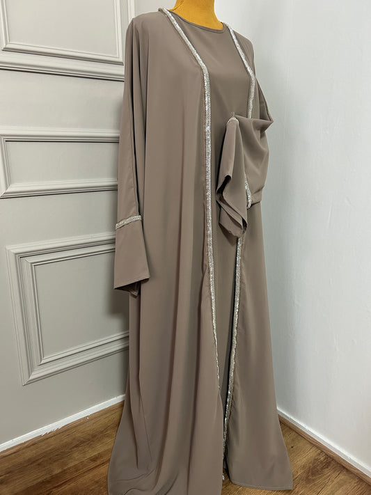 Abaya taupe en deux pièces : sous-robe fluide et kimono long orné de strass argentés.