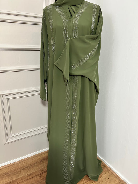 Abaya kaki fluide ornée de strass, coupe ample et élégante avec col plissé.