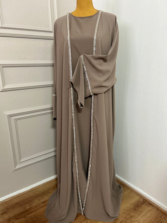 Abaya taupe en deux pièces : sous-robe fluide et kimono long orné de strass argentés.